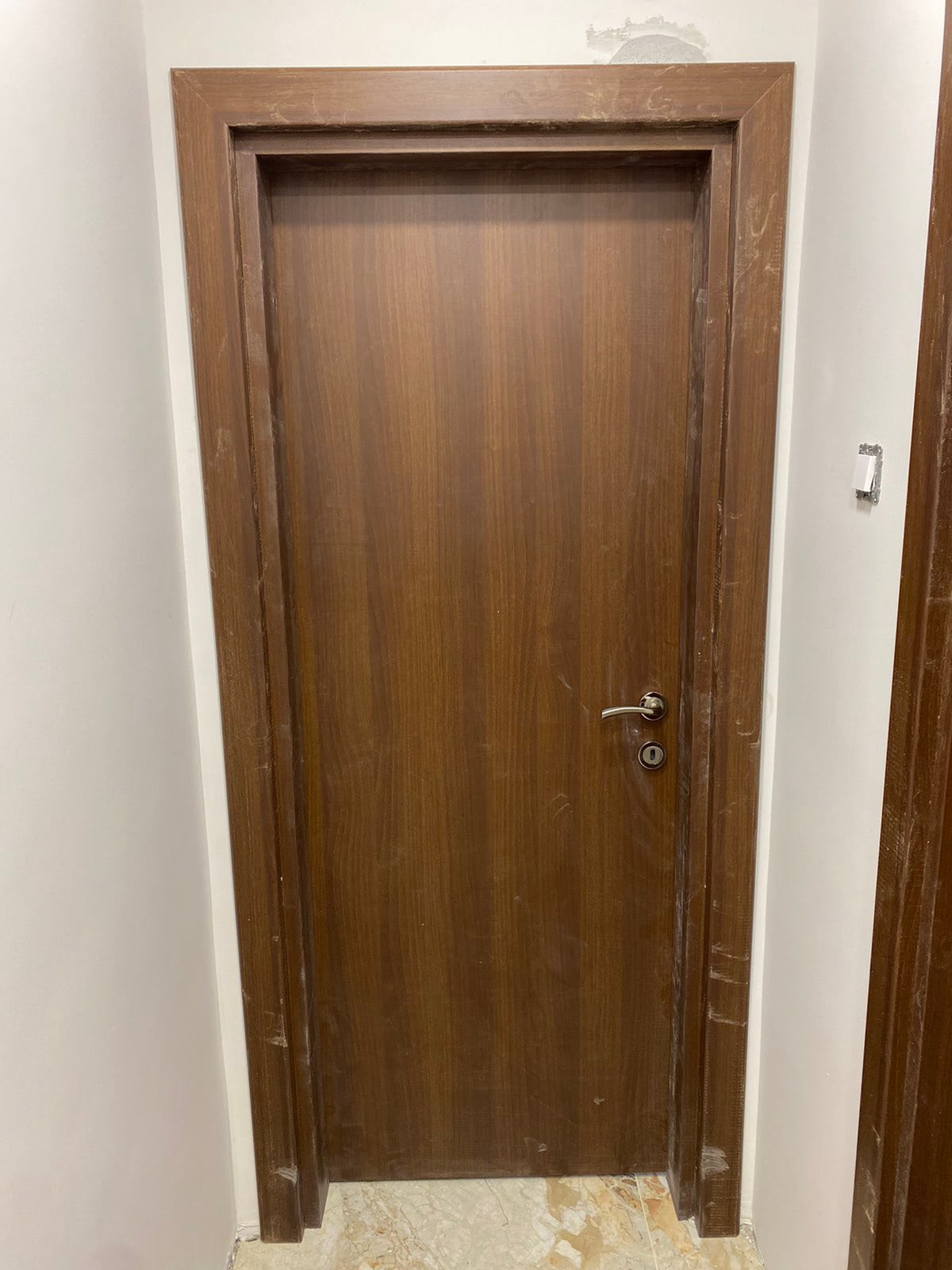 Kombine banyo kapısı Къзъл
